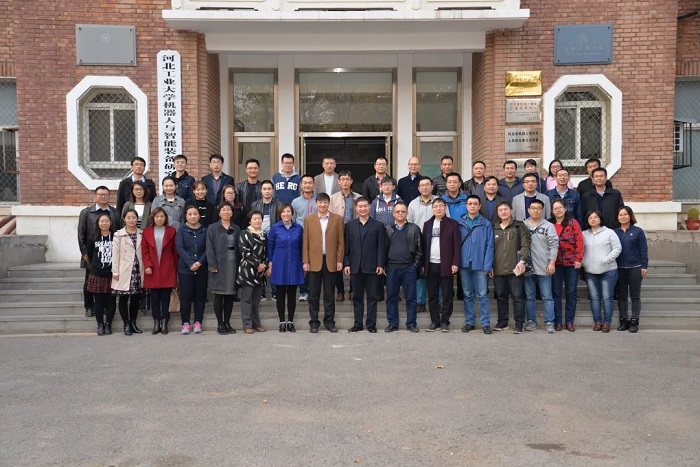 團隊師生機械樓前合影